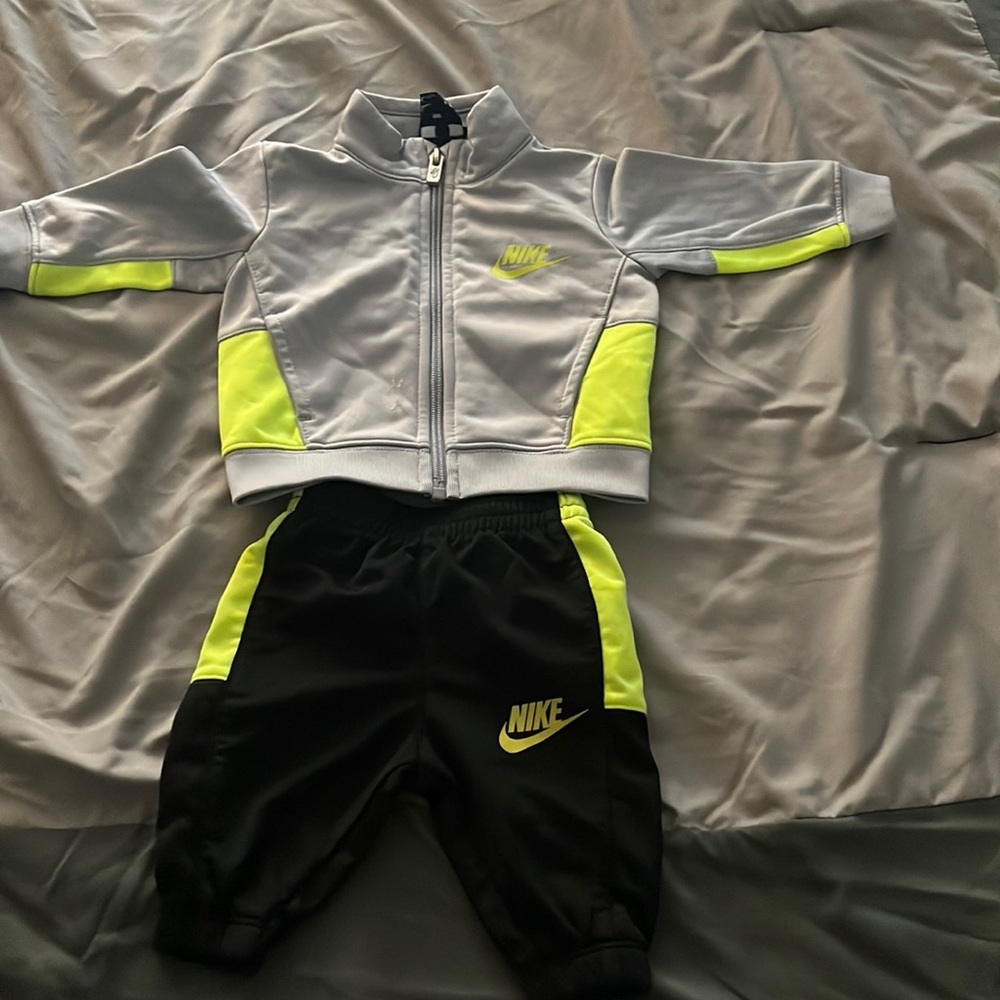 Nike track suit size 0-3m